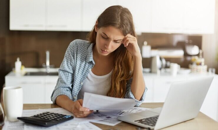 mujer-joven-comprobando-su-presupuesto-haciendo-impuestos_273609-12845.jpg